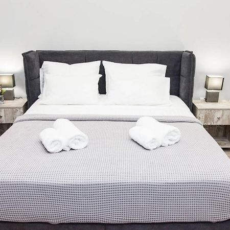 E Spacious Cornered Brand New Studio Apartment E Atena Exterior foto